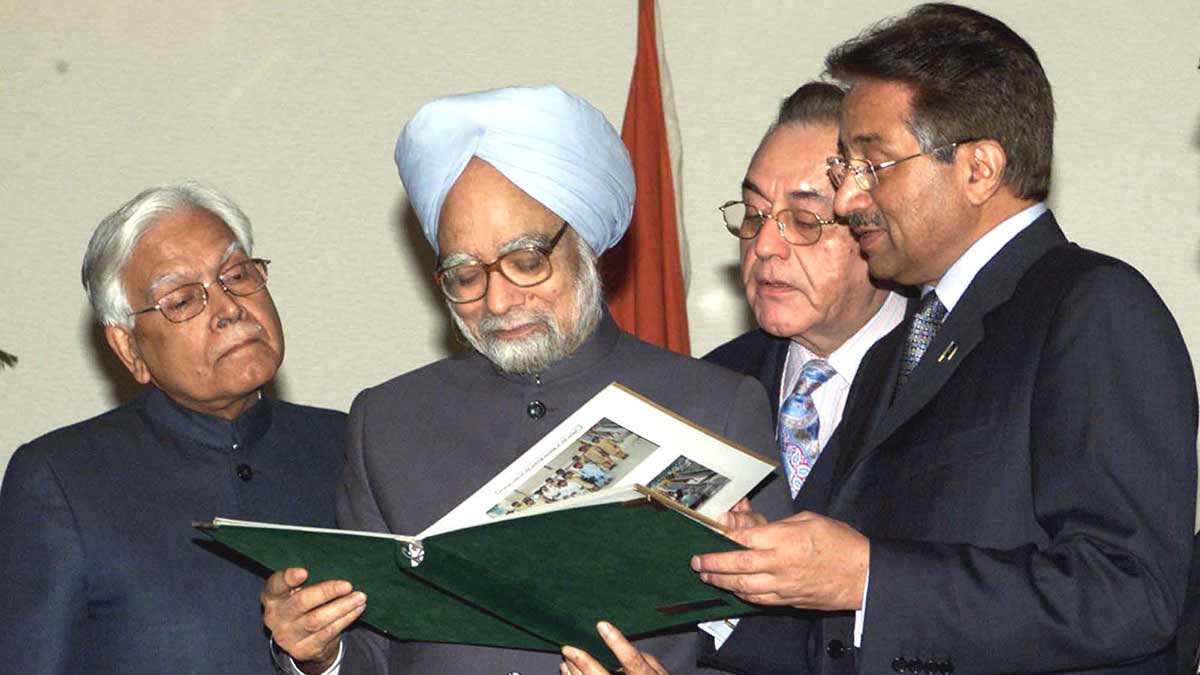 Border watch: Manmohan Singh with Pakistani president  Pervez Musharraf (right), external affairs minister Natwar Singh (left) and Pakistani foreign minister Khurshid Mehmud Kasuri in New York | PTI