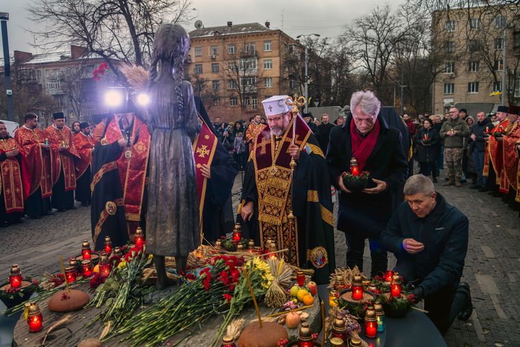Yushchenko (second from right), who was the political architect of the memorial, and Metropolitan Sviatoslav, the primate of the Ukrainian Greek Catholic Church (third from right), at the memorial | Getty Images