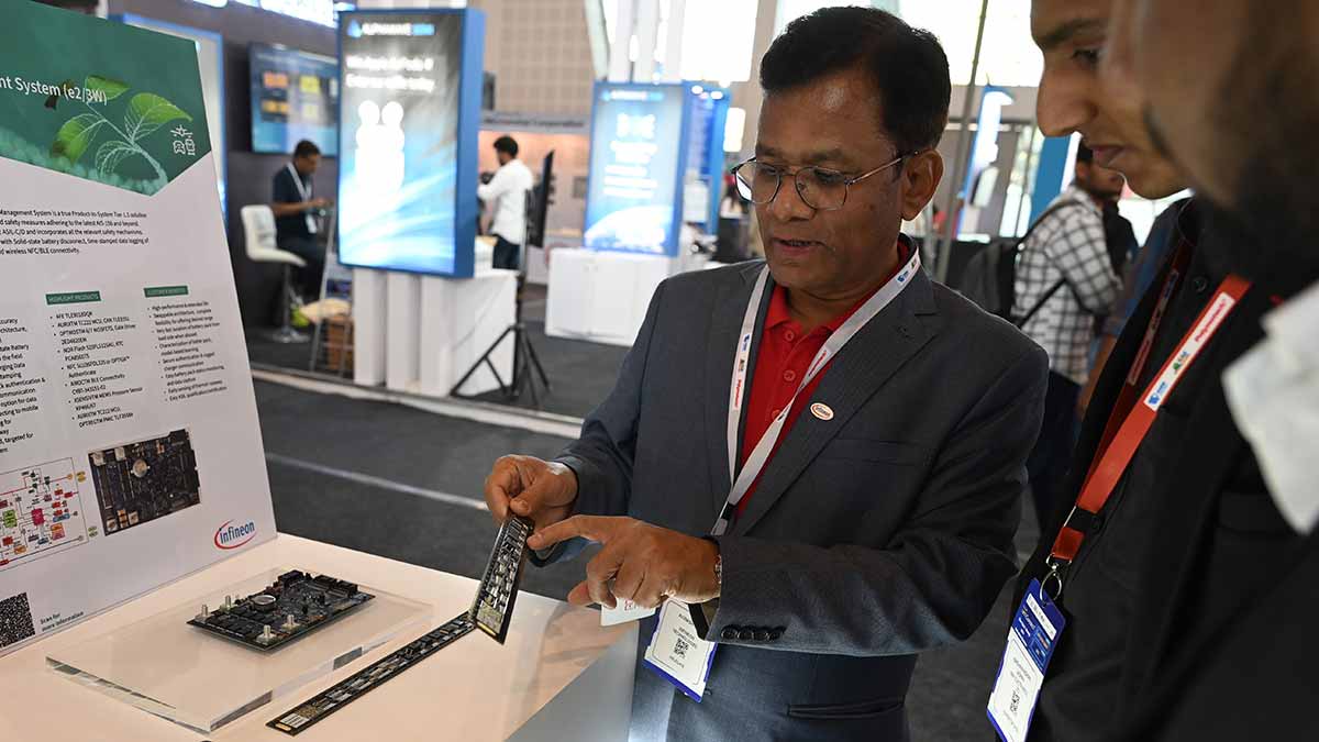 25-delegates-at-a-semiconductor-exhibition-in-Gandhinagar-in-March