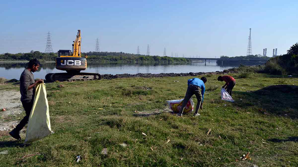 48-A-JCB-being-used-to-clean-the-Yamuna-ghats