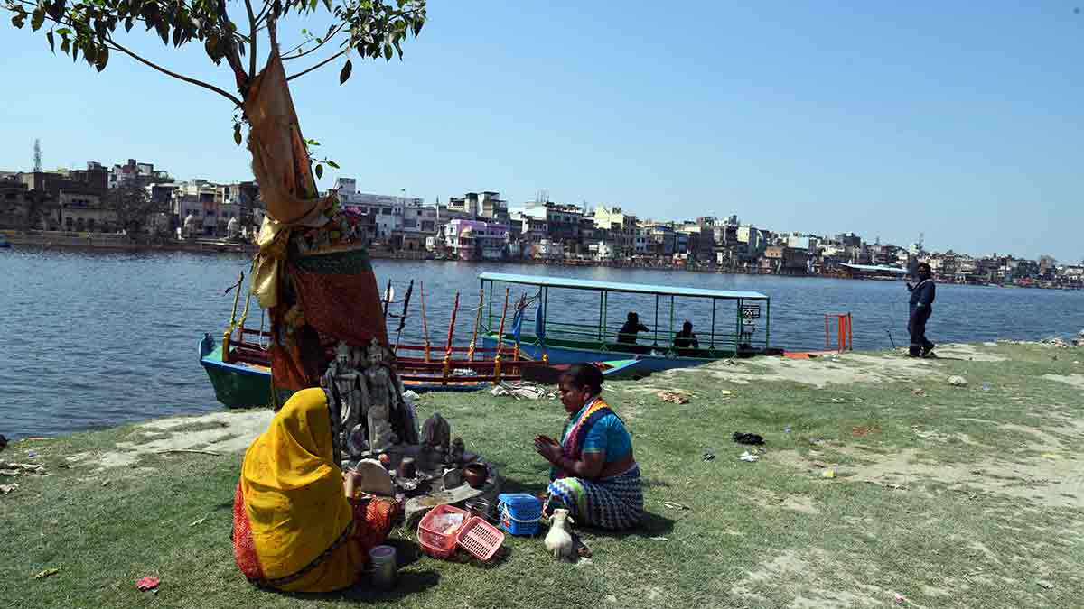 51-Women-praying-on-the-banks-of-the-Yamuna-in-Mathura