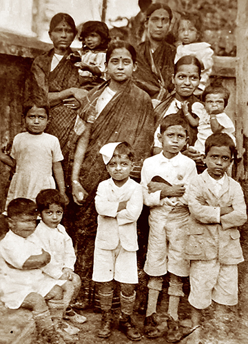 A young Dutt (facing page, second from left) with mother Vasanthi (centre, behind the row of children) and Shyam Benegal’s mother (next to Vasanthi)—Benegal’s paternal grandmother and Dutt’s maternal grandmother are sisters | Asha Gangoli’s Collection