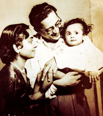 Portrait of a family: Dutt with wife Geeta and elder son Tarun | Asha Gangoli’s Collection