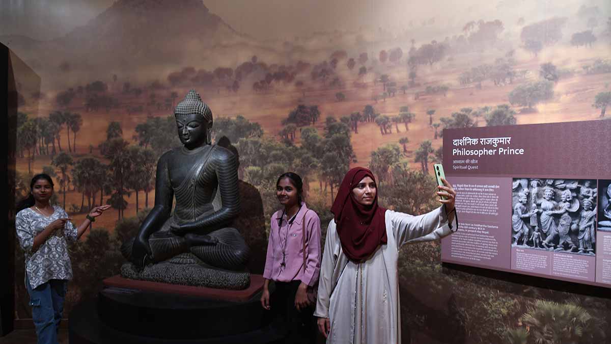 36-Visitors-take-pictures