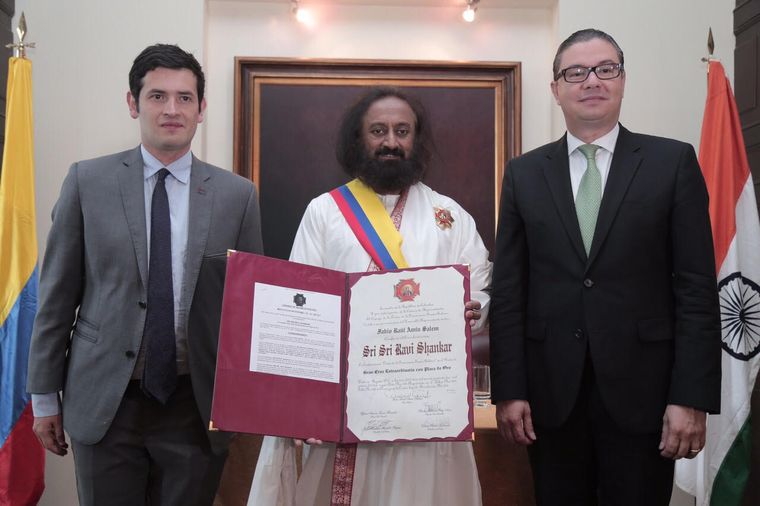 The Gurudev with Colombia’s highest civilian award for restoring peace in the country | The Art of Living