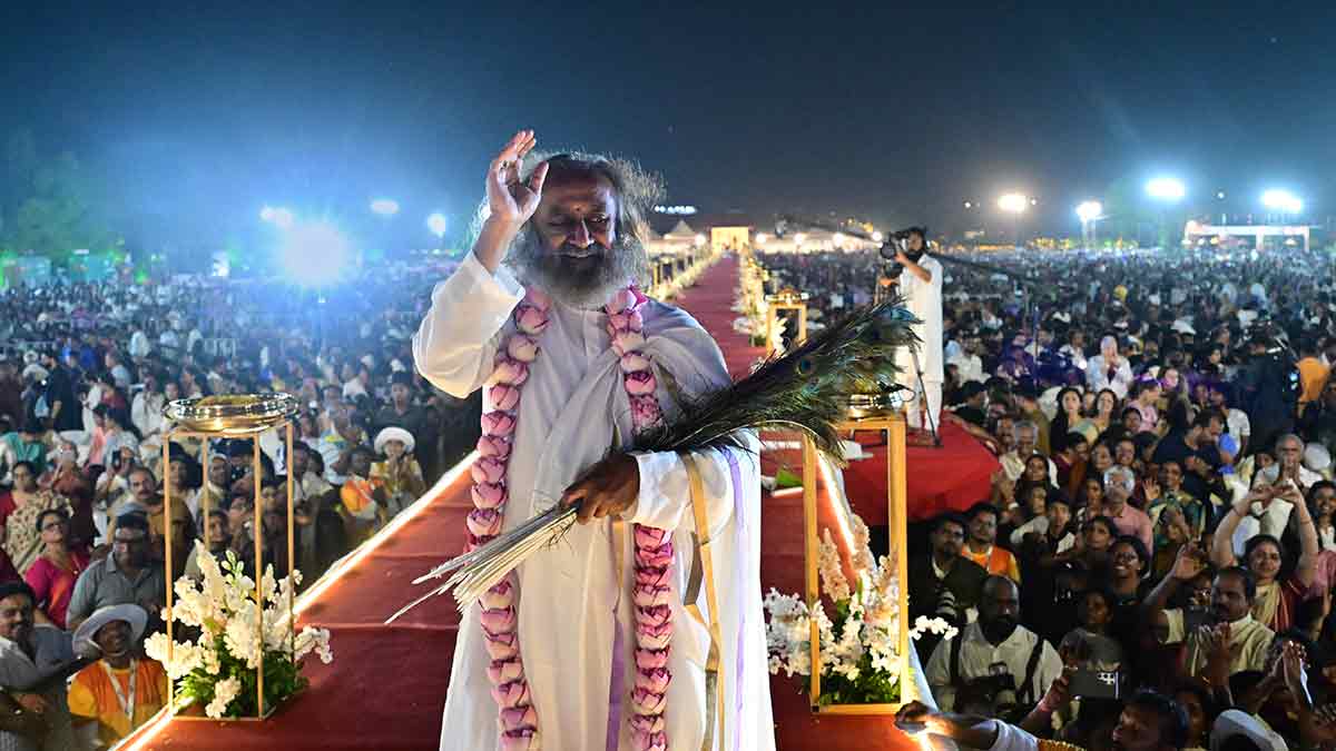 Divine compassion: The Gurudev with his followers in Kochi | Attlee Fernandez