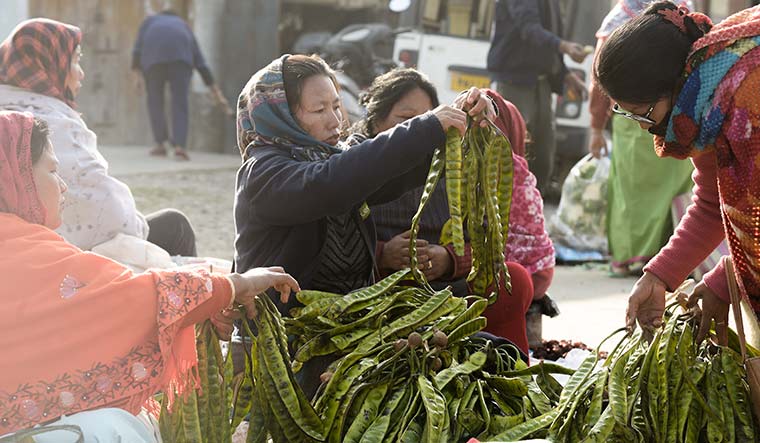 20-Naga-women-selling-yongchak