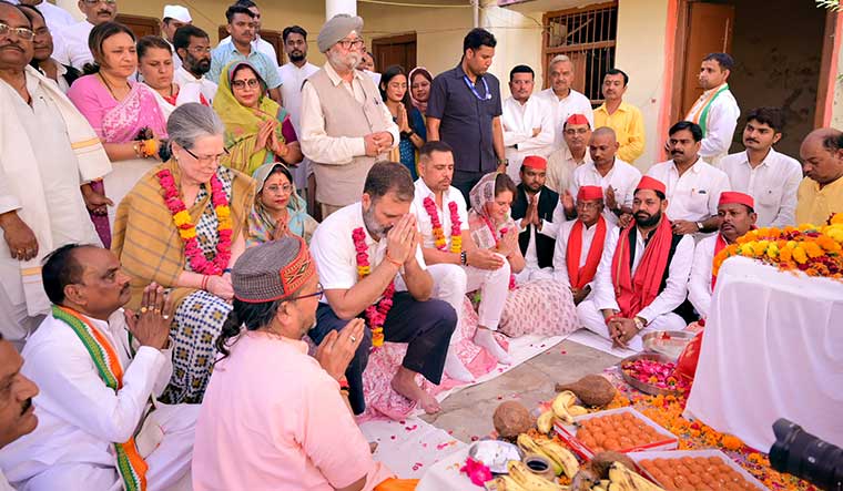 42-The-Gandhi-family-at-a-puja-ahead-of-Rahul-filing-his-nomination