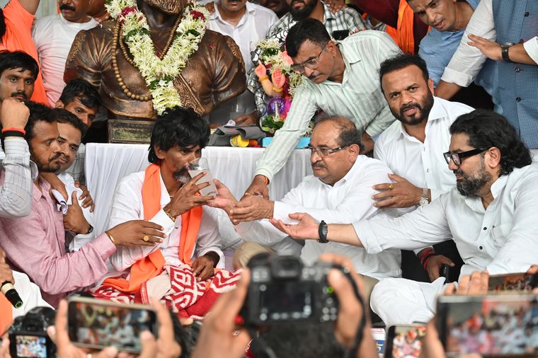Goals secured: Maratha leader Manoj Jarange Patil with Maharashtra Minister Radhakrishna Vikhe Patil (to his left) during his agitation | Amey Mansabdar