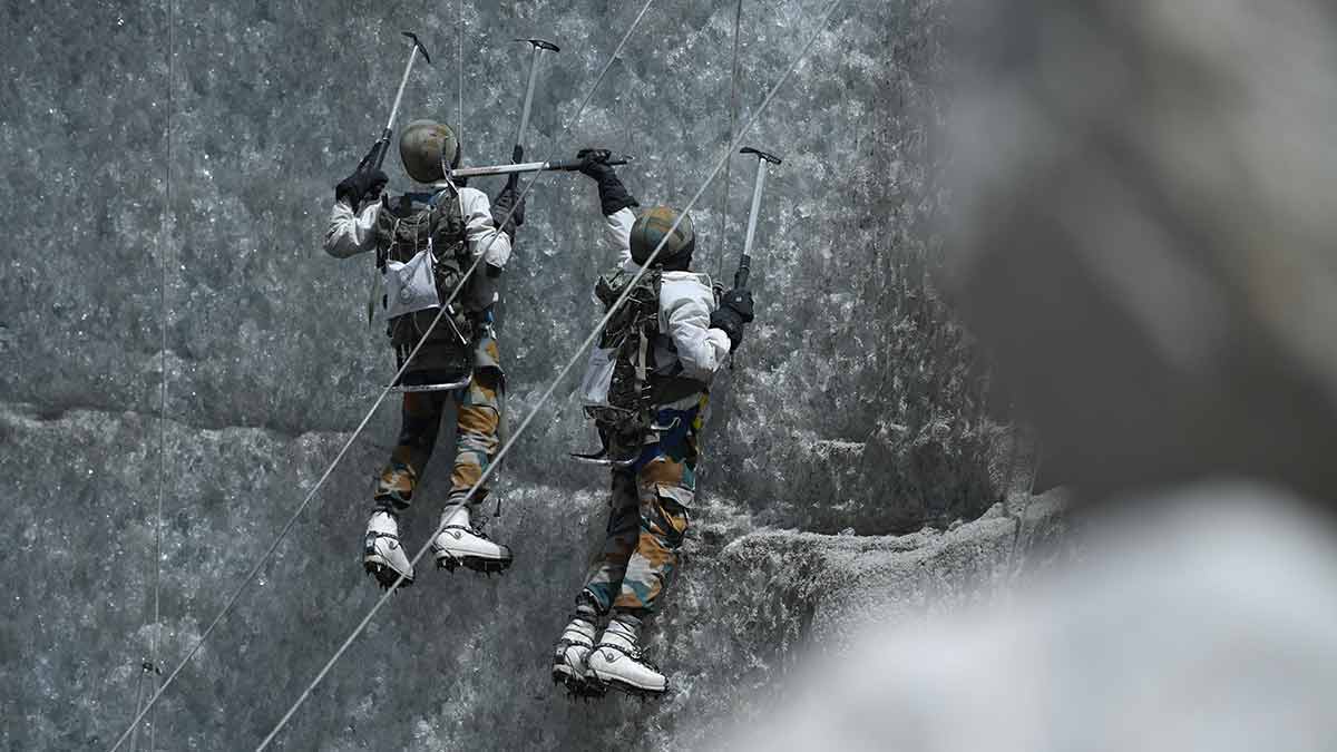 60-Soldiers-climb-a-wall-at-Siachen