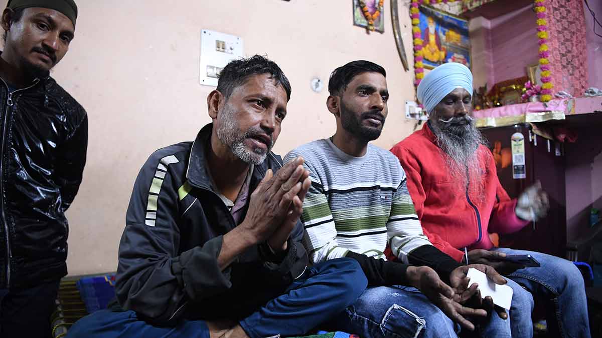 Trouble in the air: Workers at Trilokpuri in Delhi | Kritajna Naik