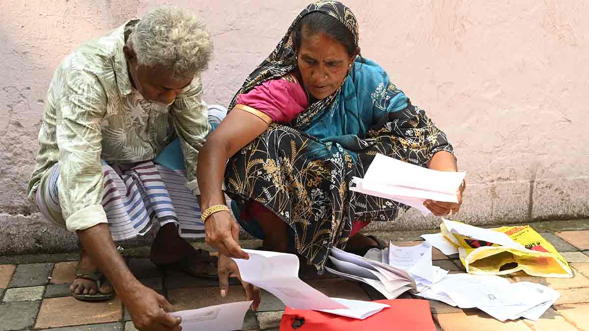 Proof of life: An elderly couple sort papers to submit at an SIR help desk in Kolkata | Salil Bera