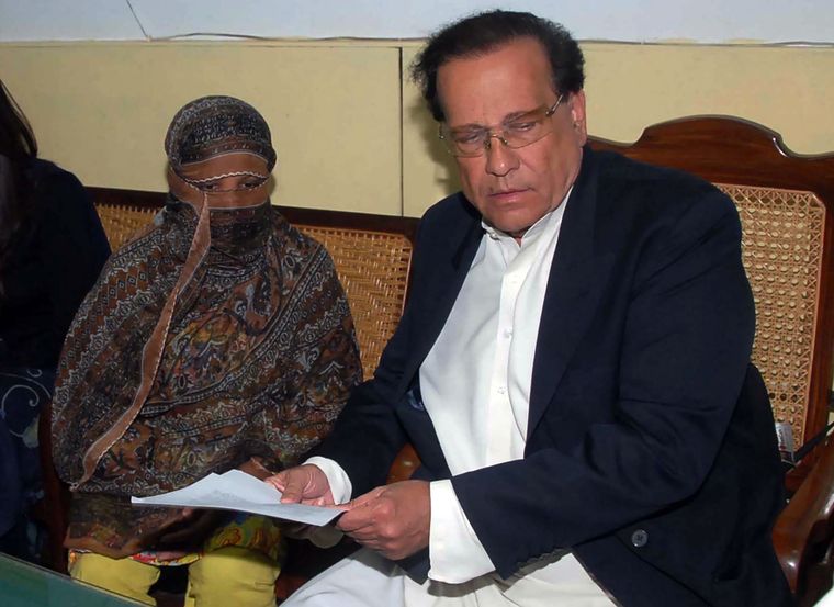Taseer’s father Salman with Asia Bibi, the Christian woman accused of blasphemy whom he defended, for which he was assassinated in 2011 | AFP