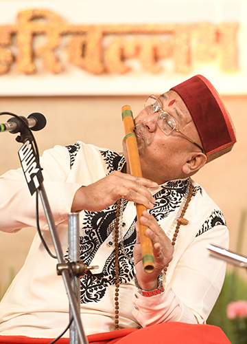 The real show-stealer was Pandit Ronu Majumdar, who seemed to win hearts even before lifting the flute to his lips | Sanjay Ahlawat