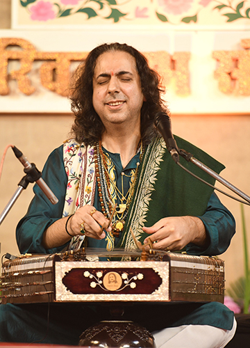 Santoor player Abhay Rustam Sopori, who had performed here in 2001 with his father Bhajan Sopori, struck soulful notes on his instrument. At one point, he said softly, “I lost track of time.” The audience had, too | Sanjay Ahlawat