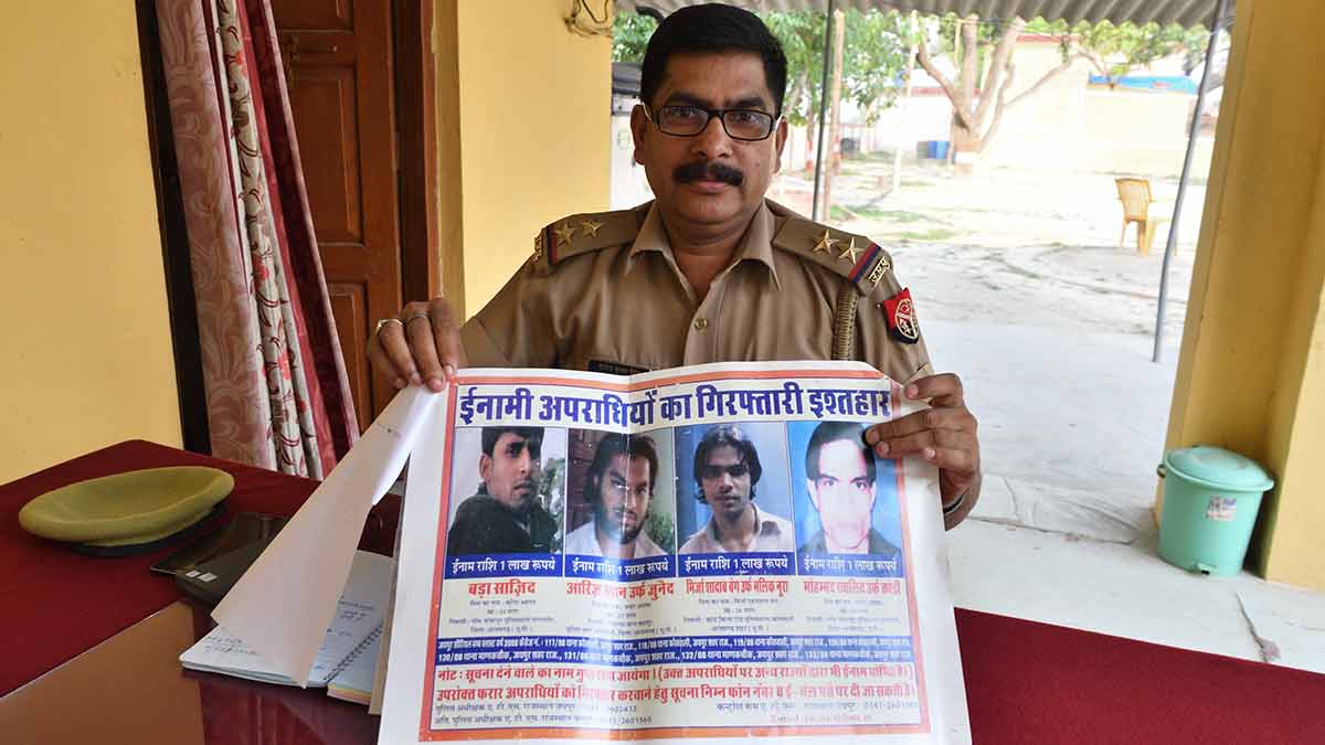 51-A-police-officer-in-Azamgarh-shows 51-A-police-officer-in-Azamgarh-shows