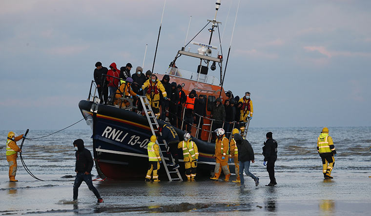 42-Migrants-brought-ashore 42-Migrants-brought-ashore