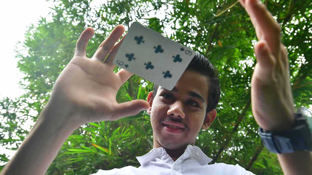 60-Mahadevan-performing-a-trick