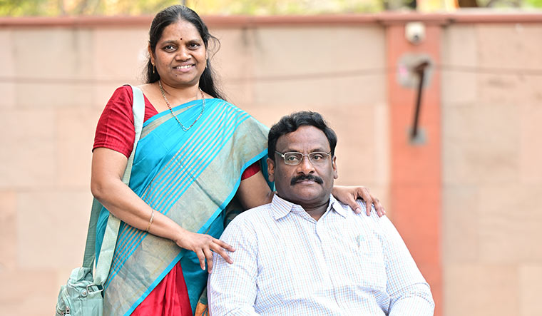 50-Saibaba-with-wife-Vasantha-in-Delhi
