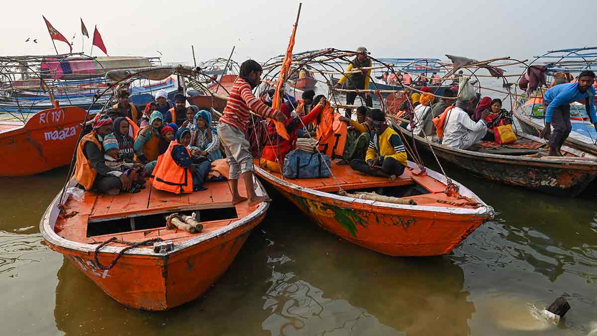 59-pilgrims-going-to-the-sangam-for-a-holy-dip 59-pilgrims-going-to-the-sangam-for-a-holy-dip