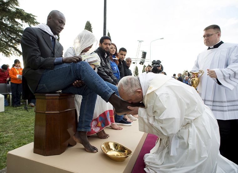 Francis kisses the foot of a refugee during the Mass of the Lord’s Supper at the Castelnuovo di Porto refugee centre near Rome on March 24, 2016 | Reuters