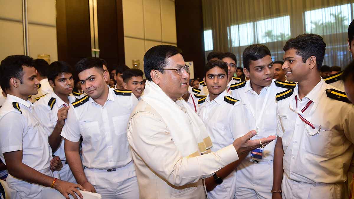 Union Minister for Ports, Shipping and Waterways Sarbananda Sonowal interacts with students from a maritime institution at 
THE WEEK Maritime Conclave | Sanjoy Ghosh