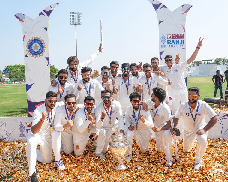 Valley of gold: The Jammu and Kashmir players pose with their maiden Ranji Trophy | PTI
