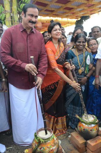 Family drama: Anbumani Ramadoss and his wife Sowmiya celebrating Pongal with party workers | R.G. Sastha
