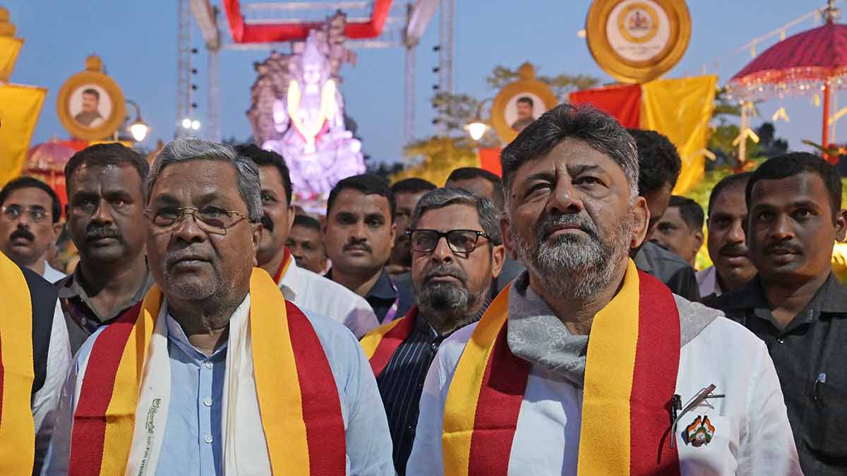 20-Karnataka-Chief-Minister-Siddaramaiah-with-Deputy-Chief-Minister-Shivakumar