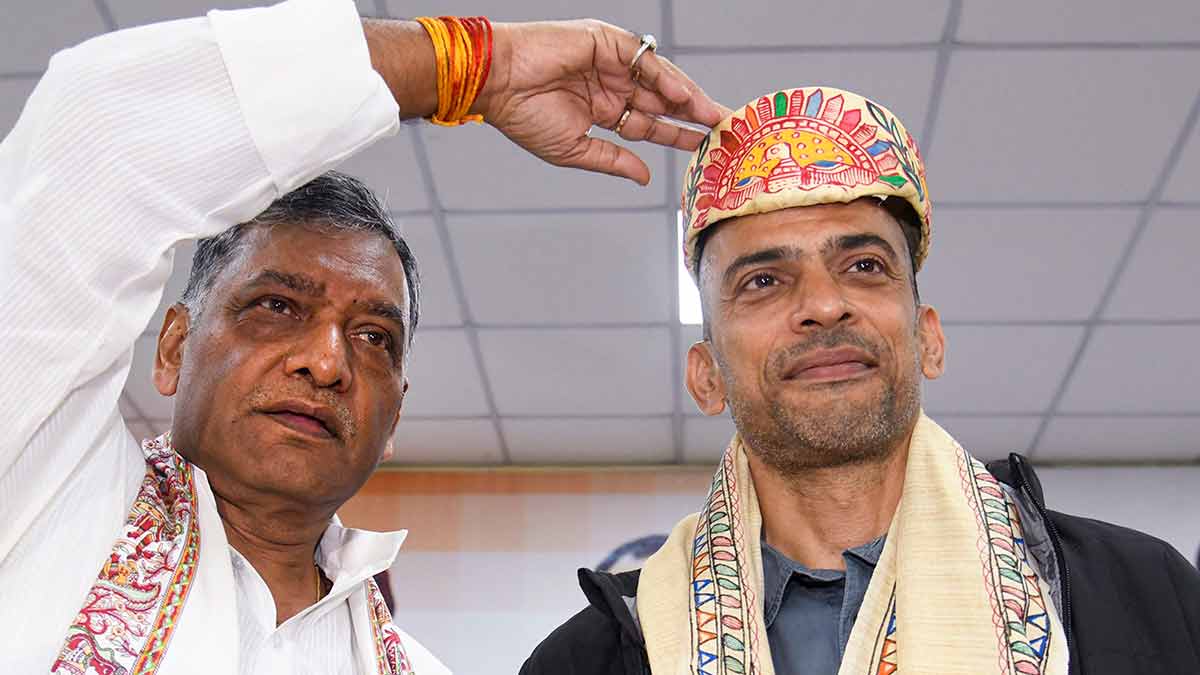New hope: Bihar Congress president Akhilesh Prasad Singh (left) with state party in-charge Krishna Allavaru in Patna | PTI
