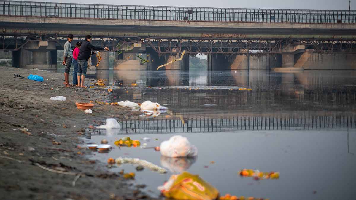 Holy intentions, unholy impact: People offering prayers and flowers to the Yamuna at the ITO Ghat | Kritajna Naik