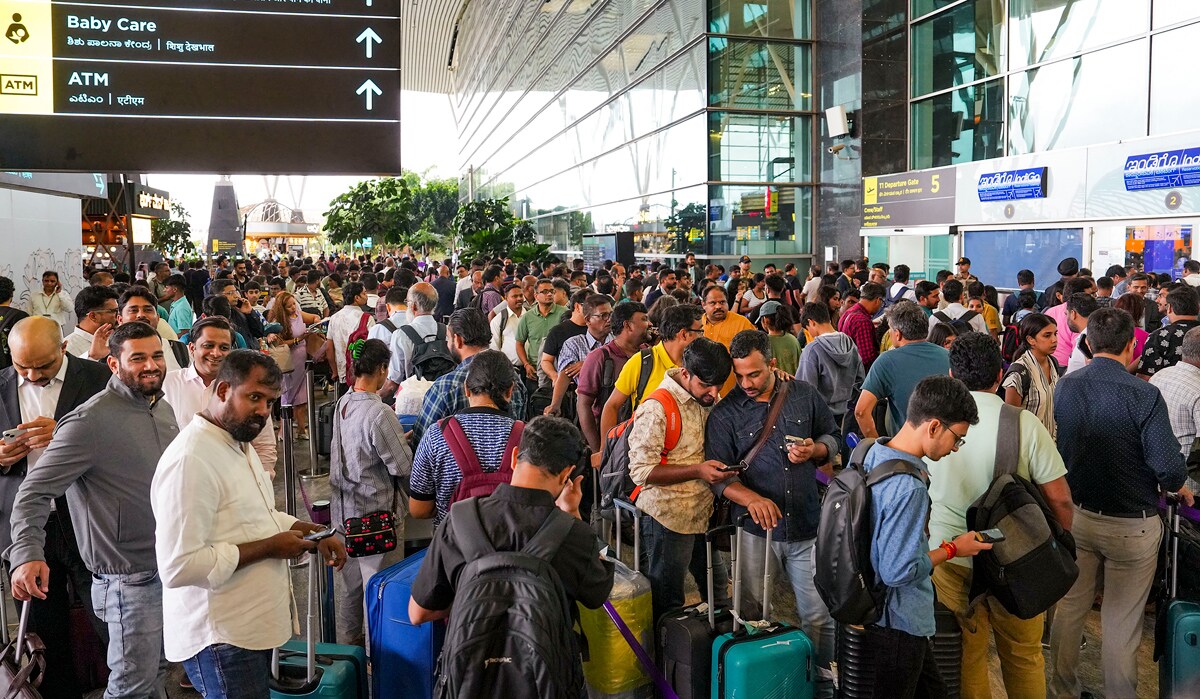 Airport-people-stranded-microsoft-outage-pti