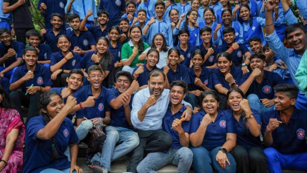 PhysicsWallah co-founder Alakh Pandey (centre) with students | X