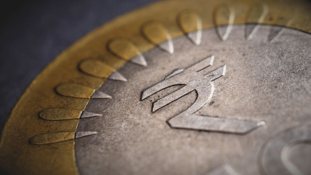 Rupee gains on macroeconomic data