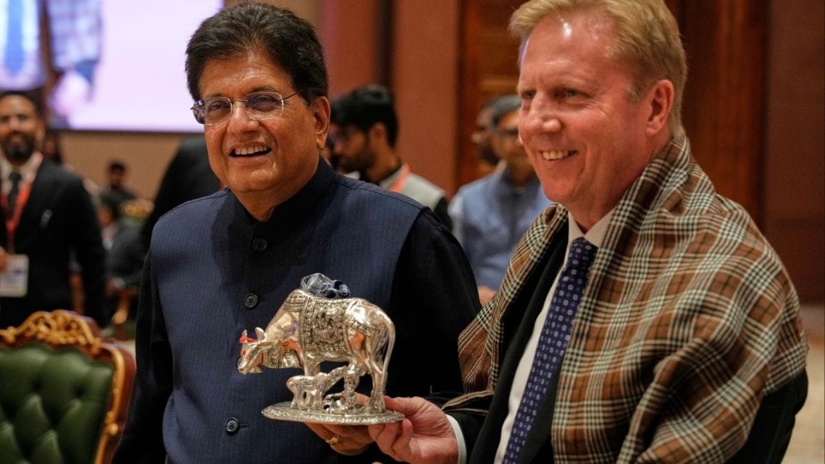 Union Commerce Minister Piyush Goyal presents a silver statuette to New Zealand Trade Minister Todd McClay after signing the India-New Zealand Free Trade Agreement in New Delhi, on April 27, 2026 | AP