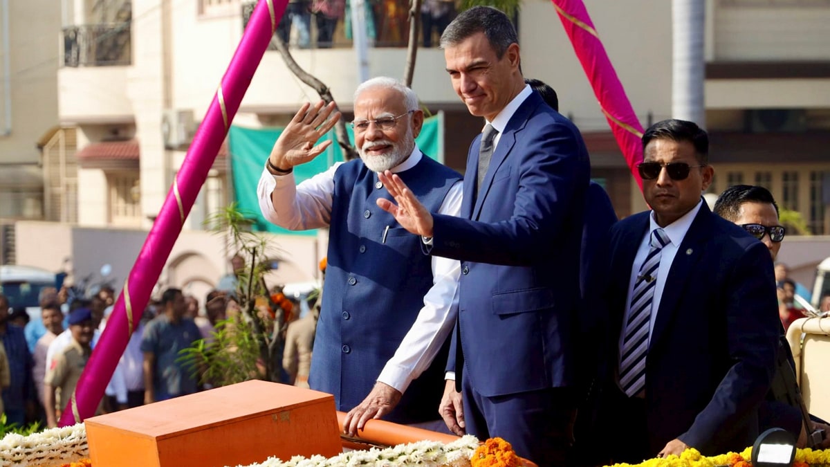 Vadodara: Prime Minister Narendra Modi and Spanish Prime Minister Pedro Sanchez during a roadshow in Vadodara, Gujarat, Monday, Oct. 28, 2024. (PTI Photo)  (PTI10_28_2024_000022A)