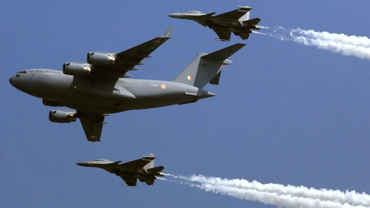 A C-17 Globemaster of the IAF alongside SU-30MKIs | X