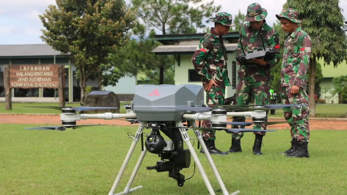 Indonesian servicemen with an Asisguard Songar drone | X