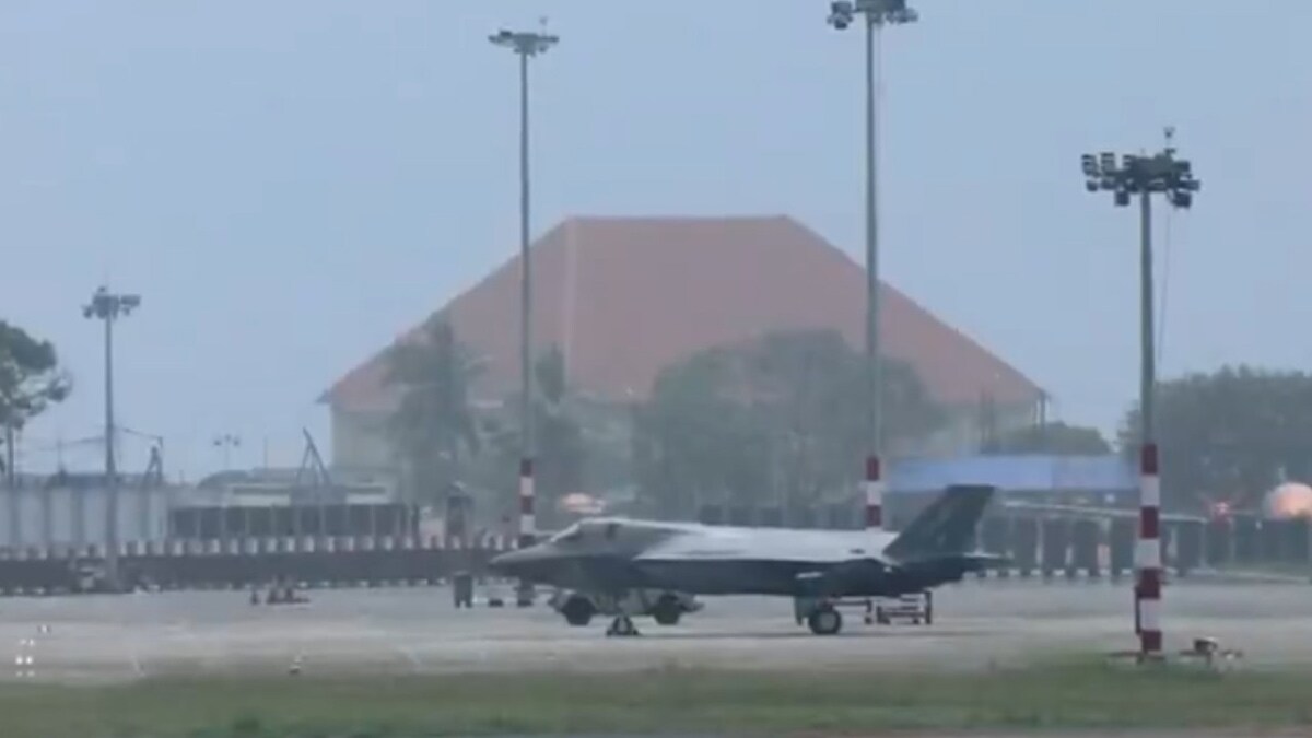 Stranded UK F-35B fighter jet towed to hangar, experts land in ...