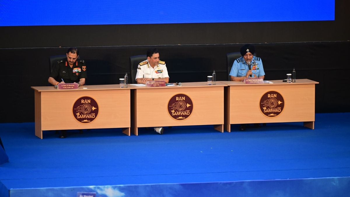 (Left to right) Lt Gen Devendra Sharma, General Officer Commanding-in-Chief, Army Training Command; Vice Adm Sameer Saxena, Flag Officer Commanding-in-Chief, Southern Naval Command; and Air Mshl Tejinder Singh, Air Officer Commanding-in-Chief, Training Command, Indian Air Force, at the 'Ran Samwad' event in Bengaluru | Bhanu Prakash Chandra