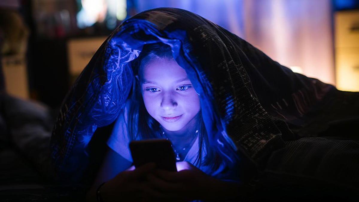 night-smartphone-scrolling-jpeg