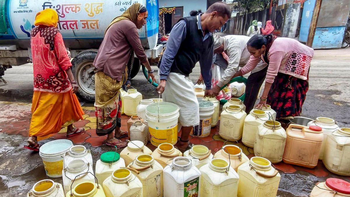 People fill water from a tanker in the aftermath of deaths due to consumption of allegedly contaminated water, in the Bhagirathpura area of Indore, Madhya Pradesh | PTI