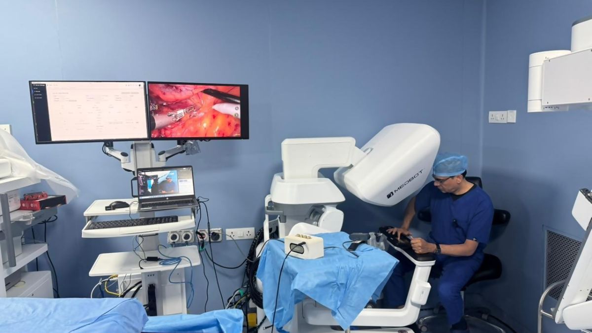 Dr T.B. Yuvaraja perfoming the surgery from Kokilaben Dhirubhai Ambani Hospital, Mumbai.  