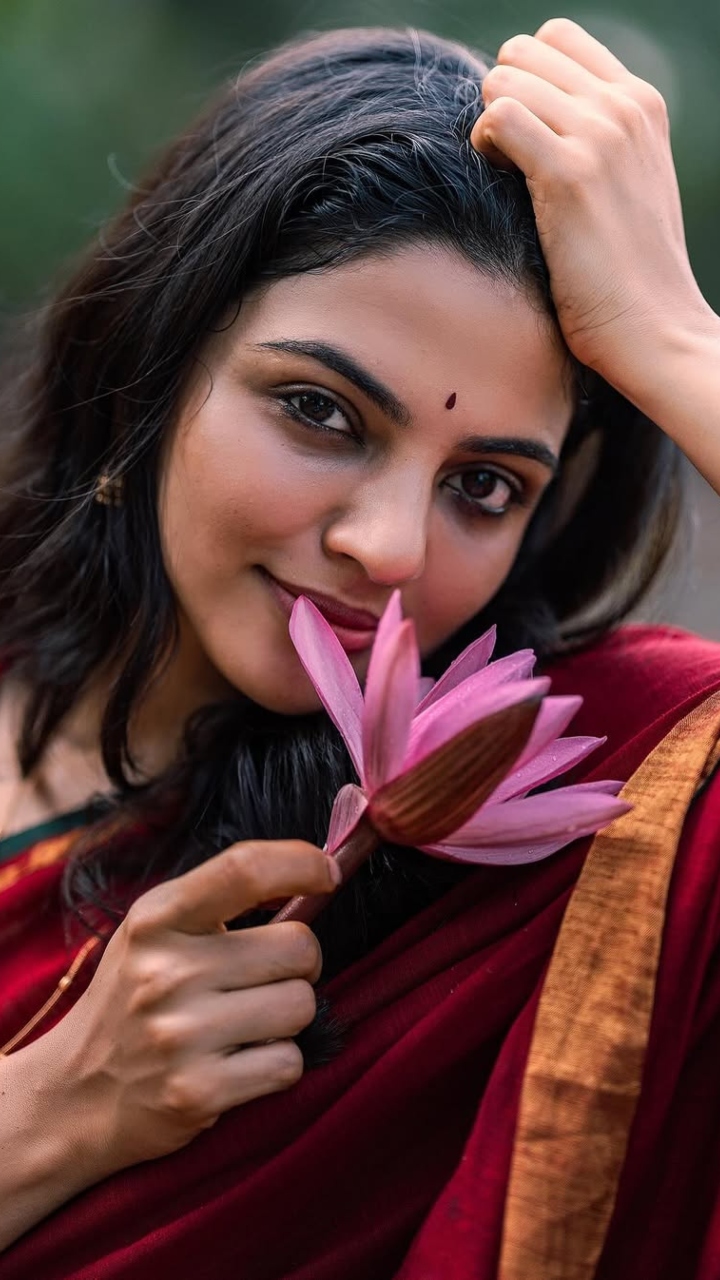 Nikhila Vimal's water lily photoshoot is cute, classy, and totally elegant!
