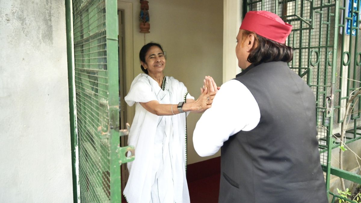 TMC supremo Mamata Banerjee (L) greets Samajwadi Party chief Akhilesh Yadav (R) | Salil Bera