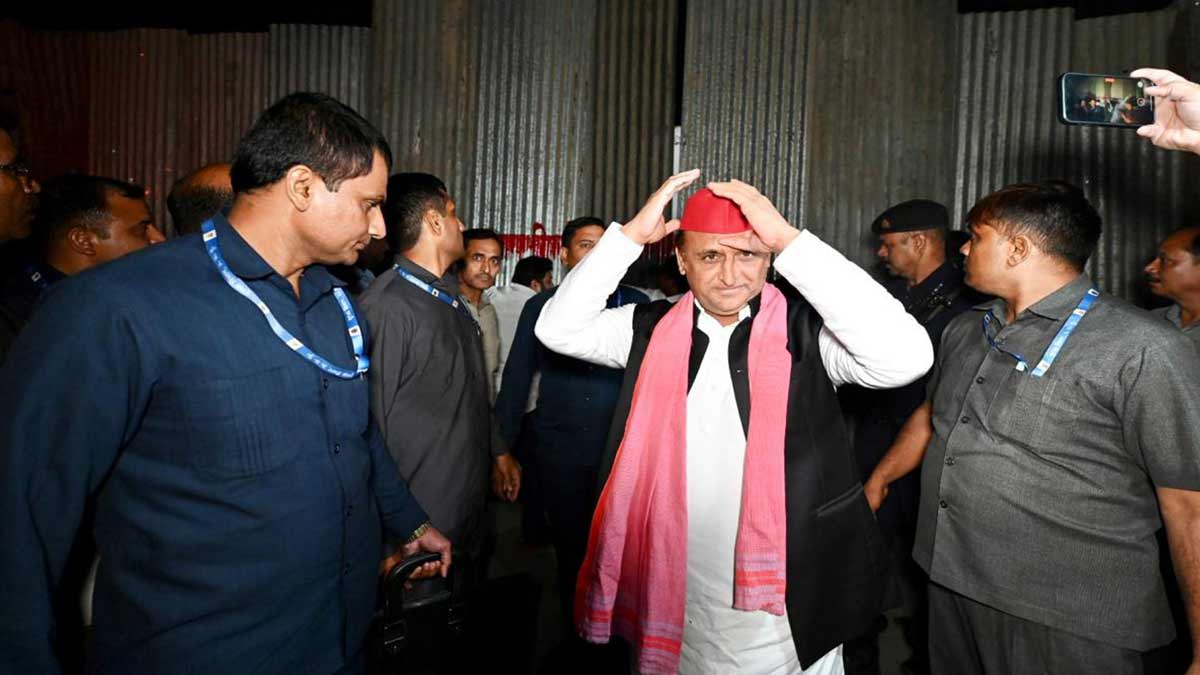 Samajwadi Party President Akhilesh Yadav arrives at the gate of Jaiprakash Narayan International Center (JPNIC) as it is being allegedly covered by the state government, in Gomti Nagar area of Lucknow | PTI 