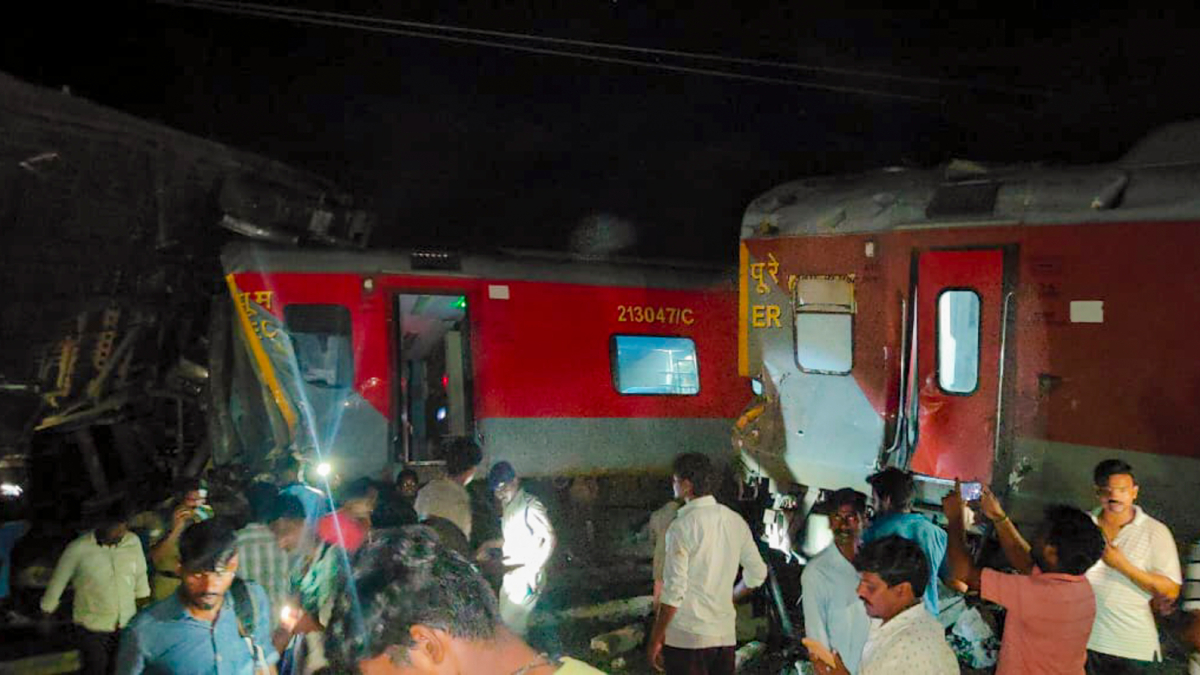 IN PICS | Mysuru-Darbhanga Bagmati Express 12578 goods train accident:  Photos from TN's Kavarapettai show derailed AC coaches- The Week