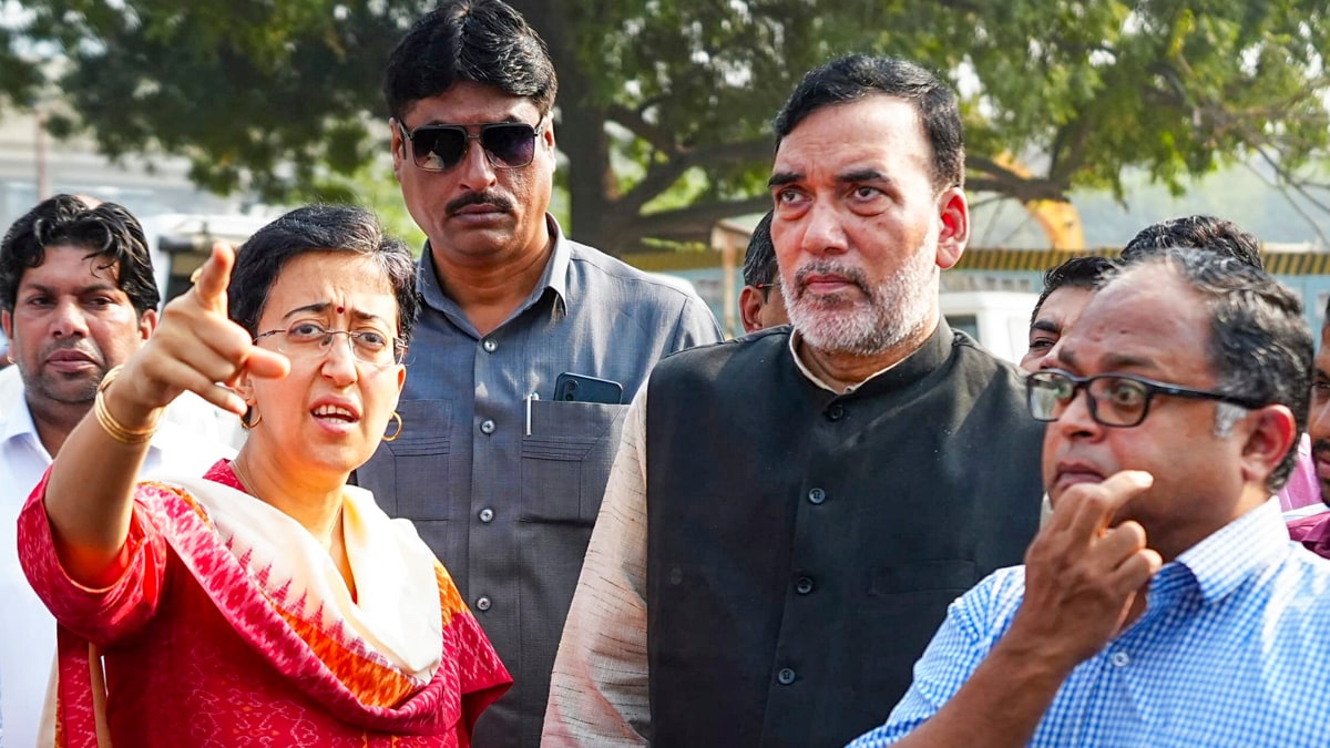 **EDS: HANDOUT IMAGE** New Delhi: Delhi Chief Minister Atishi with Environment Minister Gopal Rai during a visit to review the steps being taken to reduce air pollution, at Anand Vihar in New Delhi, Sunday, Oct 20, 2024. (PTI Photo)(PTI10_20_2024_000177B)
