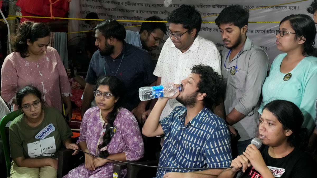 Junior doctors after they called off their fast unto death | PTI