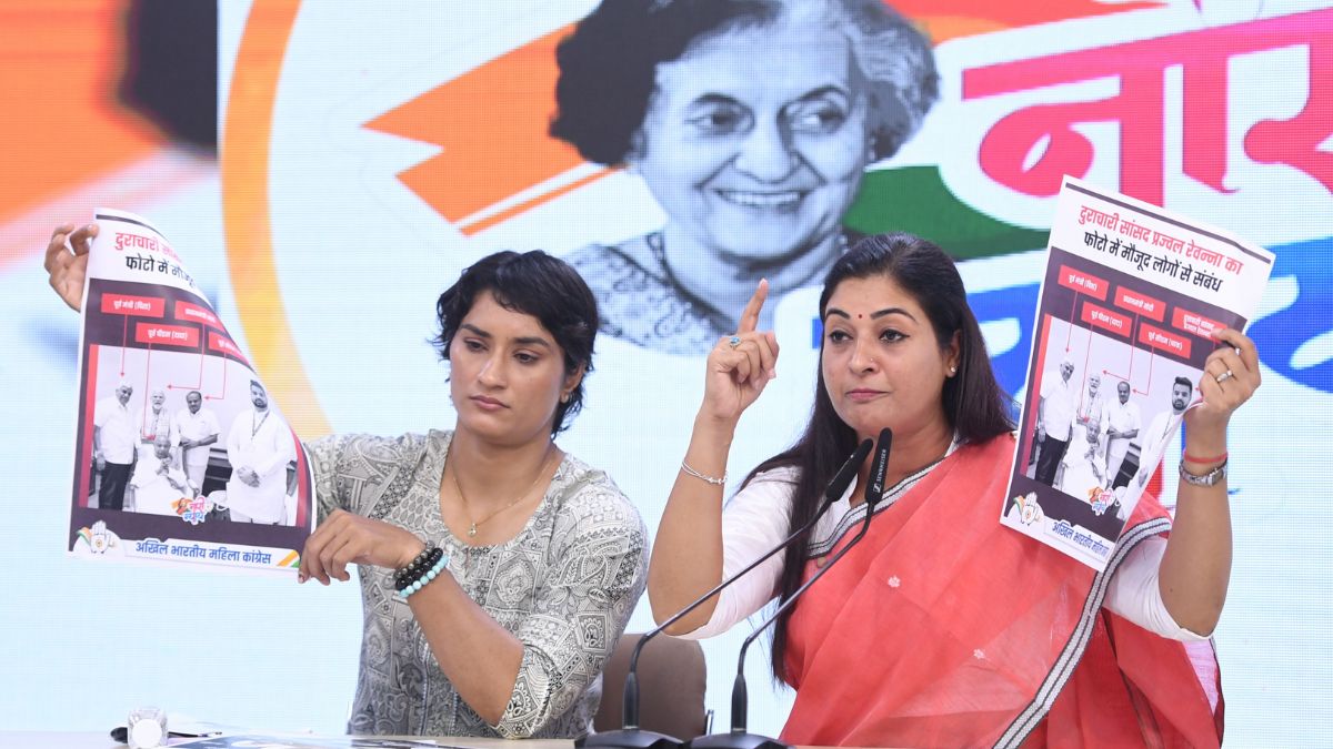Vinesh Phogat (left) and Alka Lamba at a press conference | Kritajna Naik